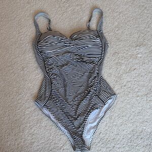 Classic Black and White Striped women’s One-Piece Swimsuit